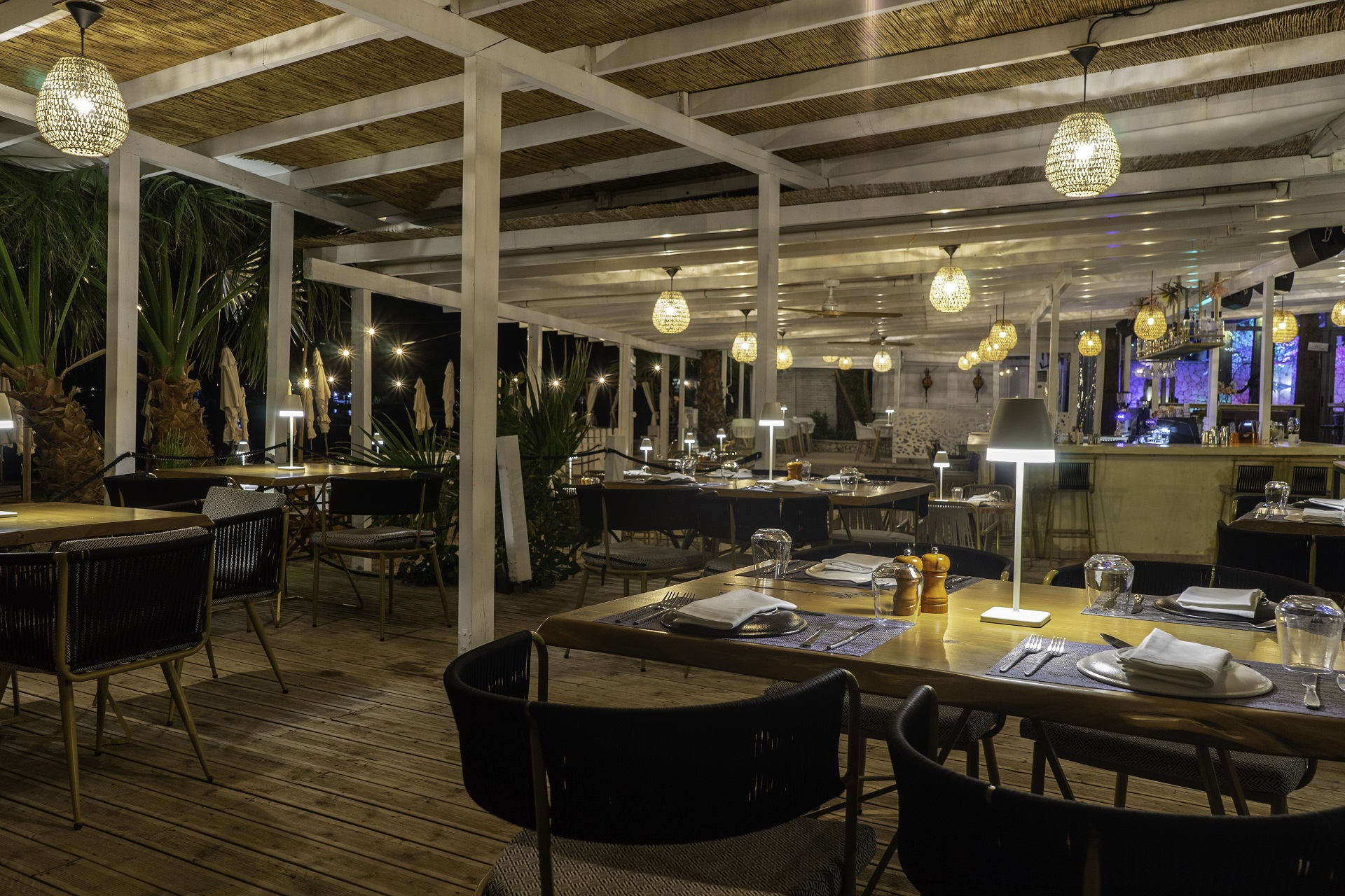 sailinn tables night restaurant nidri lefkada